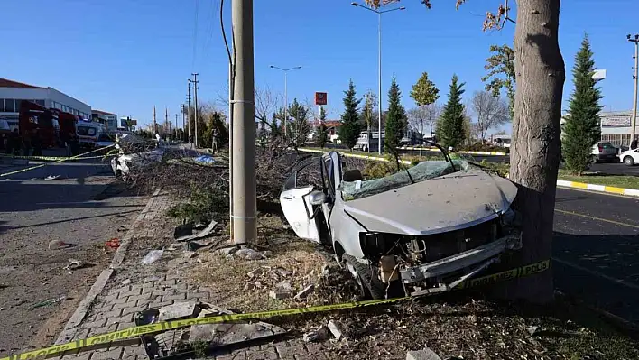 Otomobil ikiye bölündü: 2 ölü 1 yaralı