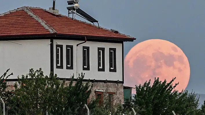 Yavaş yavaş yükseldi! Gökyüzünü böyle süsledi