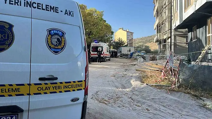 Ağırlığa dayanamayan çatı çöktü: 1 işçi hayatını kaybetti