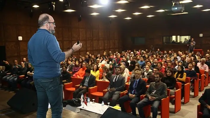 AGÜ'de Kaos - Karmaşıklık- Zihin Kontrolü Konferansı
