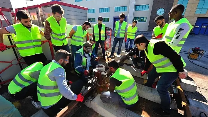 AGÜ İnşaat Bölümü Öğrencilerine Sahada Uygulamalı Ders
