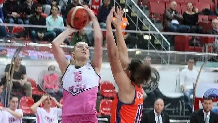 AGÜ Spor'da Nicole Page attığı 21 sayı ile dikkat çekti
