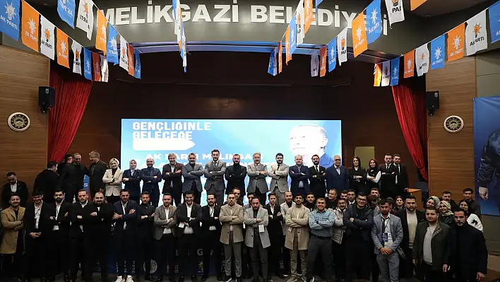 AK Parti'de Vekiller ve Başkanlar gençlerle bu pozu verdi