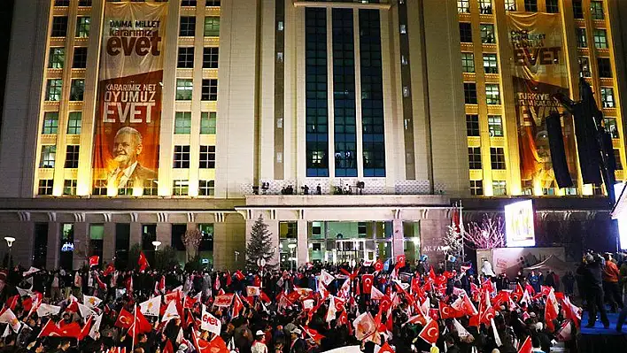 AK Parti Genel Merkezi'ne vatandaşlar akın etmeye başladı 