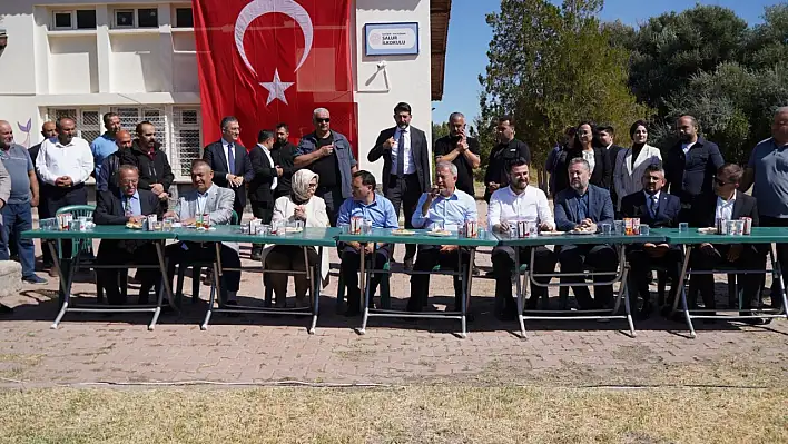 AK Parti heyeti çiftçilerle bir araya geldi