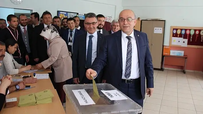 AK Parti İl Başkanı Özden oyunu kullandı