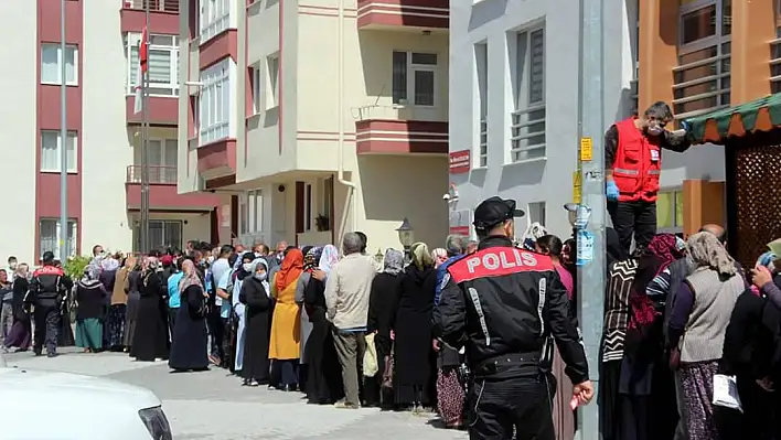 AK Parti Milletvekili Tamer gıda yardımı almak isteyen vatandaşlara o yolu anlattı! 