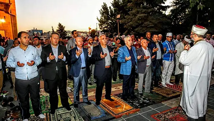 AK Partili Elitaş, yıllar önce Kayseri'de çekilen bu fotoğrafla mesaj verdi: Uyanık olacağız!