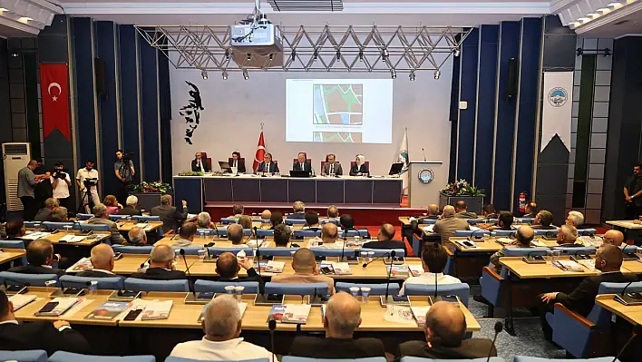 AK Partili Komisyon Başkanı, Kayseri'de muhalefete seslendi: Gözü kapalı kabul edin! Aksi takdirde…