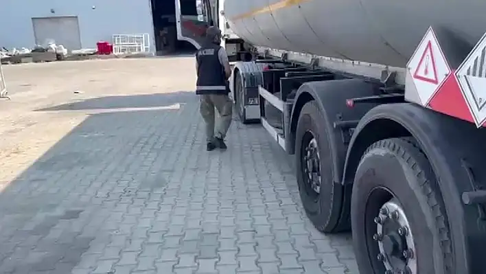 Akaryakıt tankerinden binlerce paket ele geçirildi