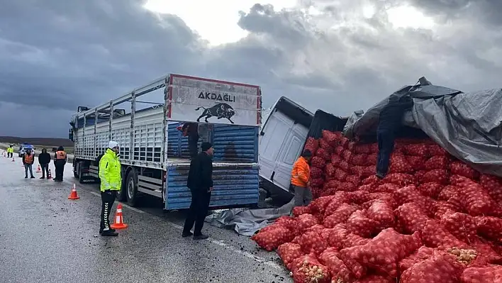 Akdağmadeni'nde soğan yüklü tır devrildi