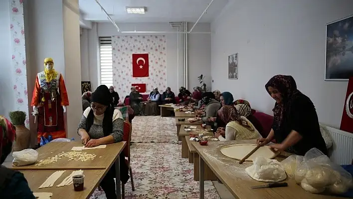 Akkışla'lı annelerden kahraman askerlere mantı