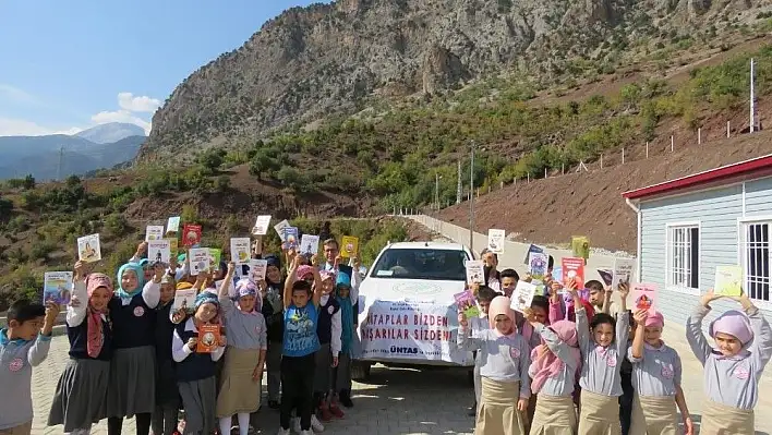 Aladağlar Milli Parkı'nda kitap dağıtımı
