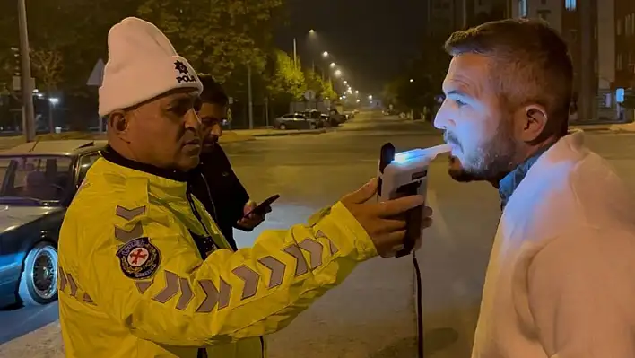 Alkollü sürücü polisle pazarlık yaptı: 'Kemerden ceza yaz'