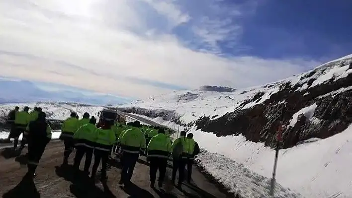 Altın madeni işçileri yüzde 15'lik zamma tepki için eylem yaptı