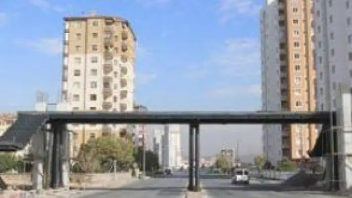 ALTINOLUK MAHALLESİNDE ÖĞRENCİLERE ÖZEL OKUL ÖNÜNE ÜST GEÇİT