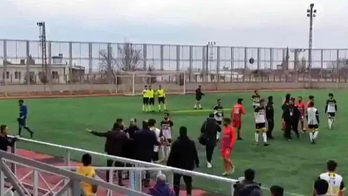 Amatör futbolcu, rakibine tekme attı