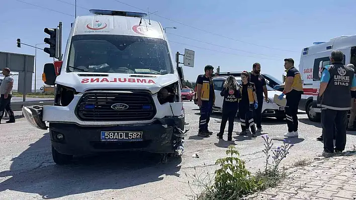 Hasta taşıyan ambulans kaza yaptı: 5 kişi...