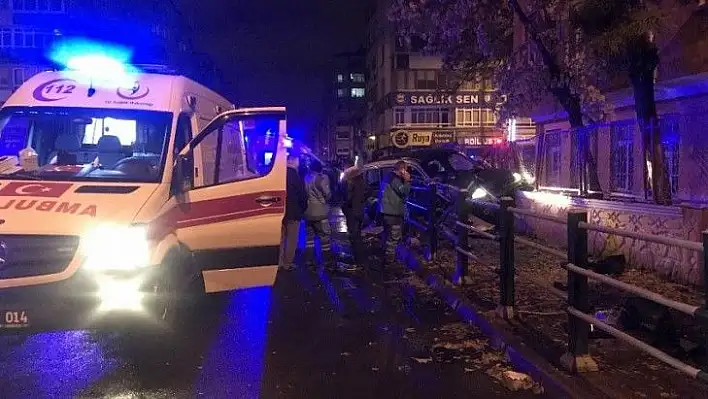 Ambulans ile ticari araç çarpıştı: 5 yaralı