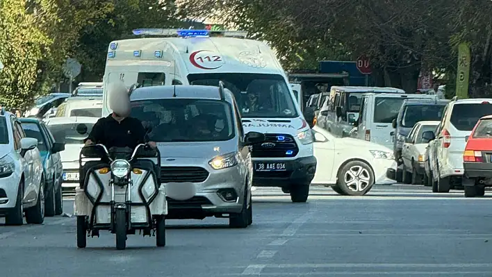 Ambulans kaldırıma çıkarak yoluna devam edebildi!