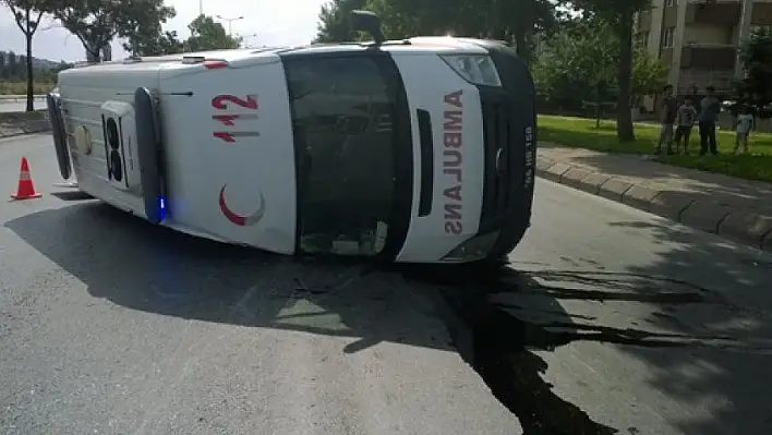 Ambulans kazaya karıştı 90 metre sürüklendi