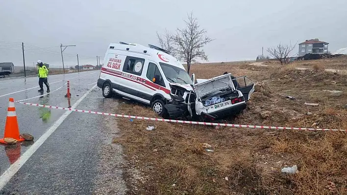 Ambulansla otomobil çarpıştı