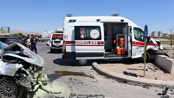 Ambulansla otomobil çarpıştı:  6 kişi...