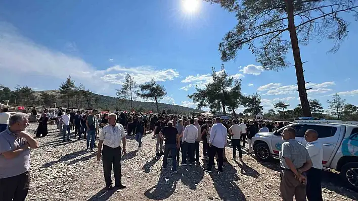 Minik Eylül ve Atlas Mete, annesiyle son yolculuğuna uğurlandı