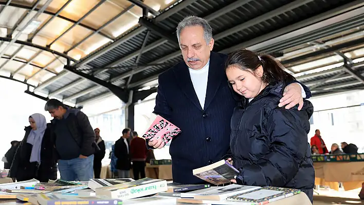 Antika Pazarı'na kar molası