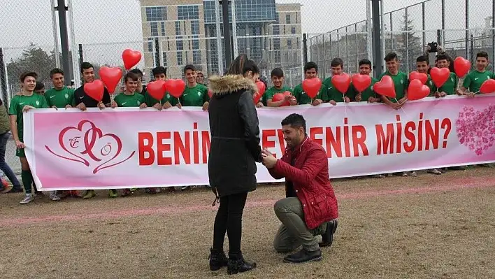 Antrenör'den Yeşil Sahada Evlilik Teklifi