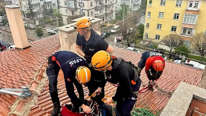 İki çocuk apartman boşluğuna düştü
