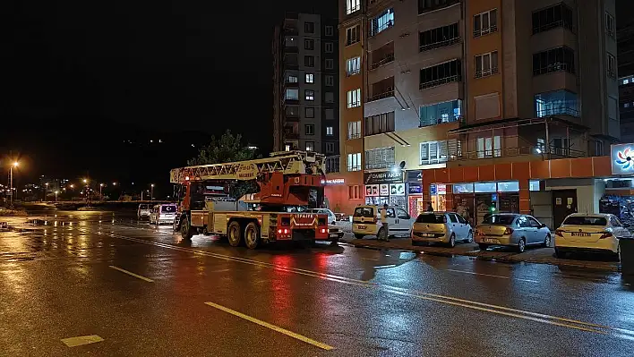 Apartmanın çatısına yıldırım düştü... Araçlar hasar gördü