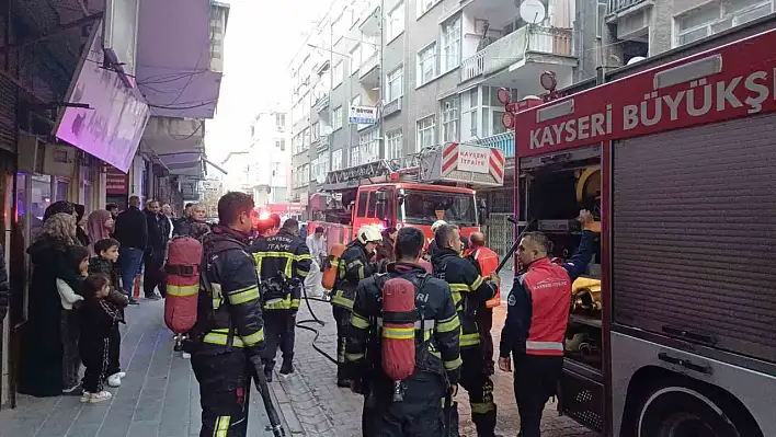 Sahabiye'de yangın! Apartmanın koridoru alev aldı