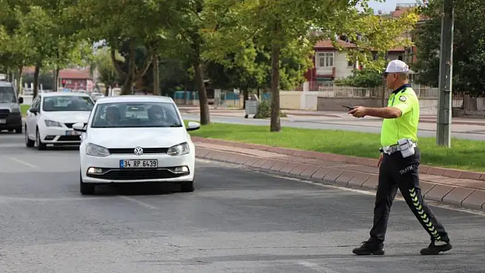 Araçlarında sigara içen vatandaşlara ceza yağdı