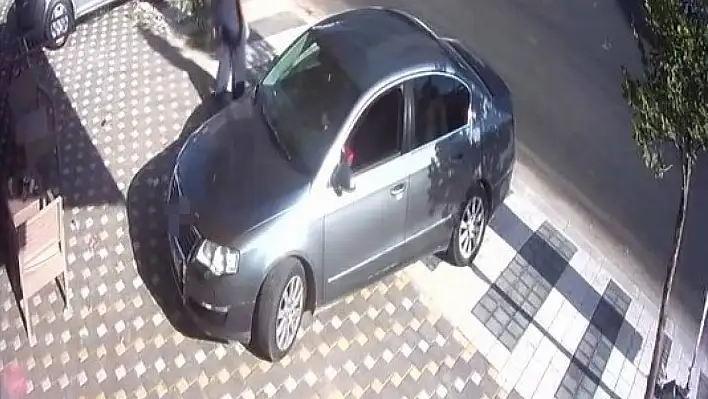 4 yaşındaki çocuk el frenini indirdi! Esnafın dikkati olası kazayı önledi