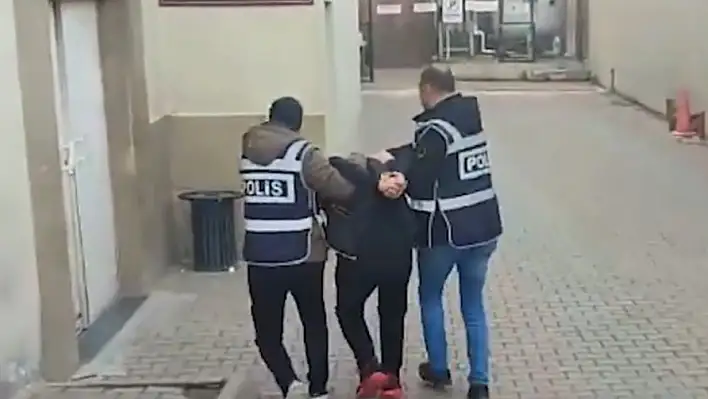 Aranan şahıs saklandığı yerde yakalandı!