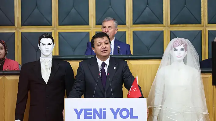 Arıkan kürsüye neden damatlık ve gelinlikle çıktı?