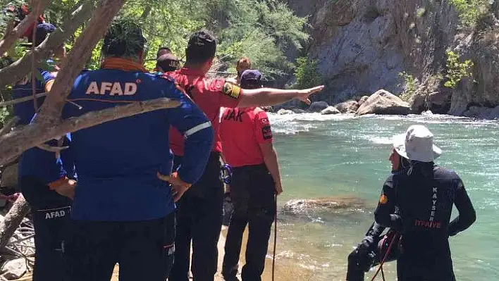 Arkadaşlarıyla ırmakta yüzmeye giden genç suda kayboldu