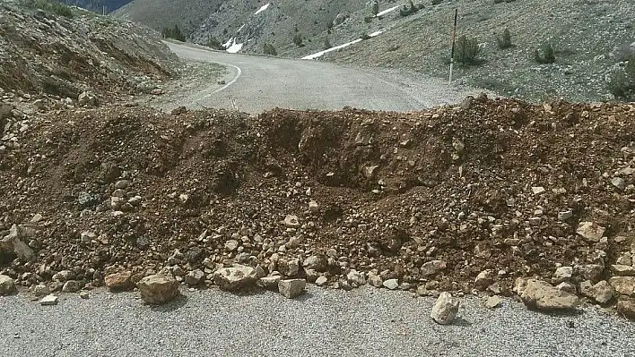 Arslantaş köyü ile Ayvat köyü yolu hafriyat dökülerek ulaşıma kapatıldı