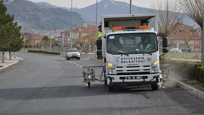 Asfaltlanan yollarda çizgi çalışması