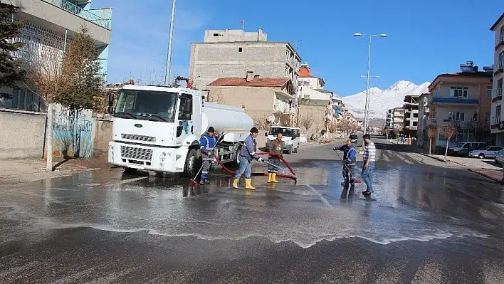 Aşık Seyrani Caddesinde temizlik çalışmaları başladı