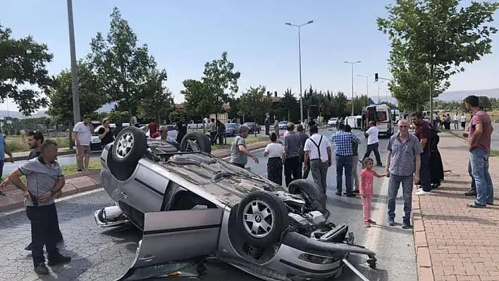 Aşırı hızlı araç kırmızı ışıkta bekleyen otomobile çarptı: 3 yaralı
