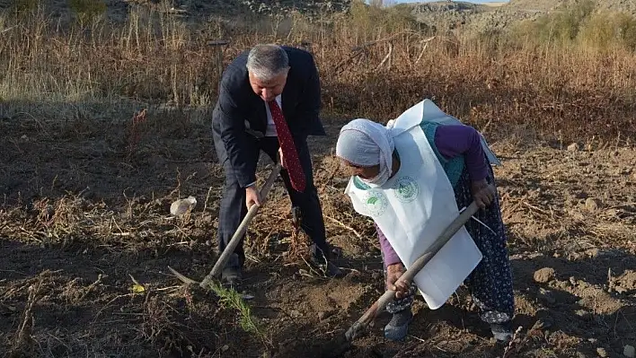 Asırlık nine destek verdi