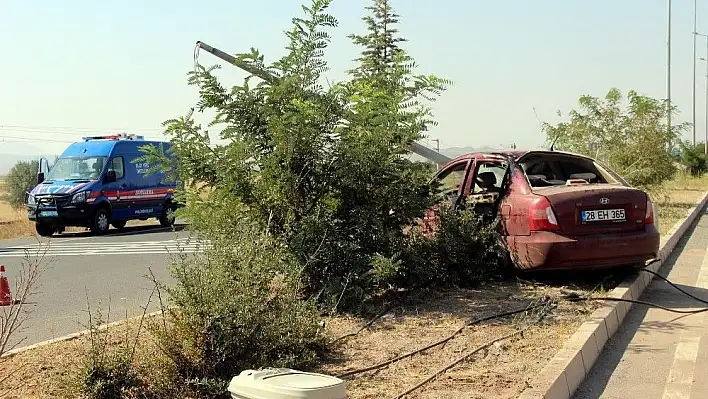 Askerlerin bulunduğu otomobil aydınlatma direğine çarptı: 1 ölü 2 yaralı