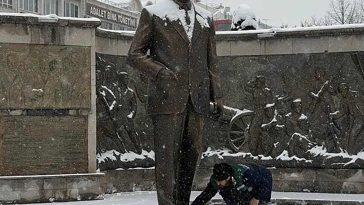 Atatürk Anıtı'nda biriken karlar temizlendi