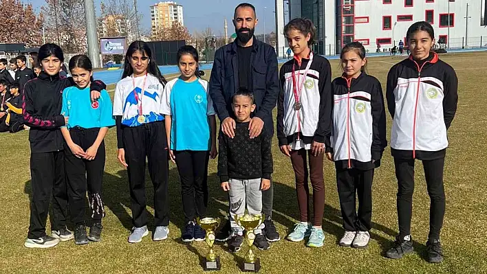 Atatürk koşusunda Talasgücü'lü atletler kürsüye çıktı