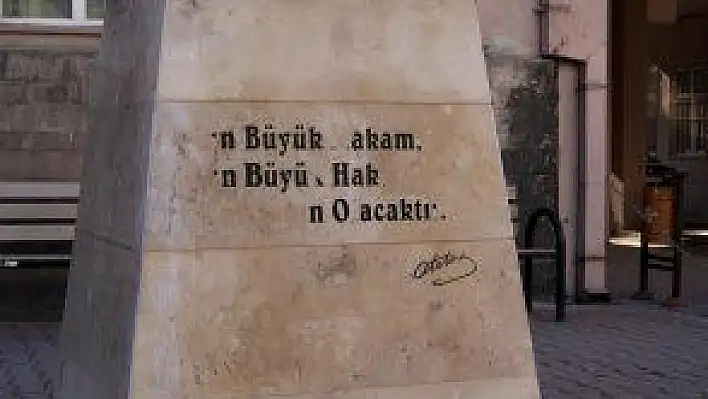 ATATÜRK SİLİNİYOR!