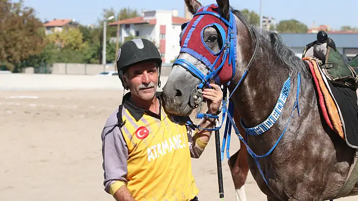 Atlı ciritin ak saçlı dedesi