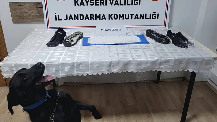 Ayakkabıya gizlenmiş 1 kilo uyuşturucu ele geçirildi