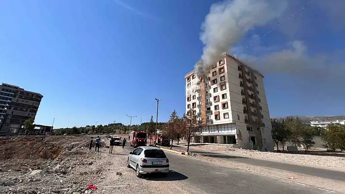 Ayakta kalan orta hasarlı binada yangın paniği